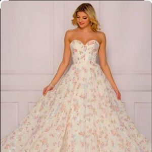 Dave and Johnny ball gown. Can be worn with or without straps.